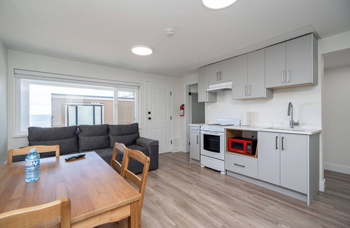 White Rock House | Oceanfront - Steps to Pier & Beach - Free Onsite Parking