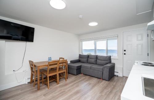 White Rock Apartment | Oceanfront - Steps to Pier & Beach - Free Onsite Parking