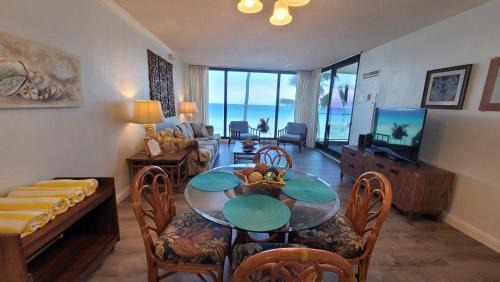 Honokowai House | Oceanfront Views & remodeled! - mk306