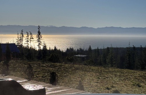 Juan de Fuca Electoral Area House | Oceanview Escape | Hot Tub, Firepit & Dog Friendly