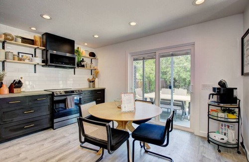 Southeast Boise House | Off-Broadway Boho Modern 3BR King Suite Huge Yard + Treehouse Near River & Downtown