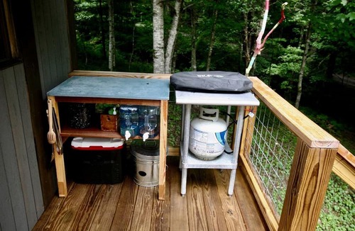 Asheville Cabin | Off Grid Tiny Cabin Ideal for Couples in Burnsville, North Carolina