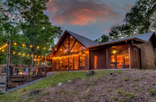 Blue Ridge Cabin | One Level, fire pit, hot tub, 3 acres, peloton!