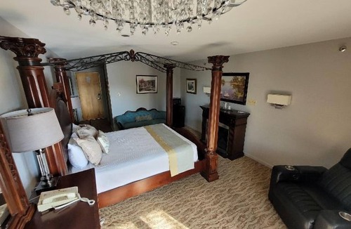 Liscomb Hotel | One Queen Bedded Main Lodge Hotel Room at Liscomb