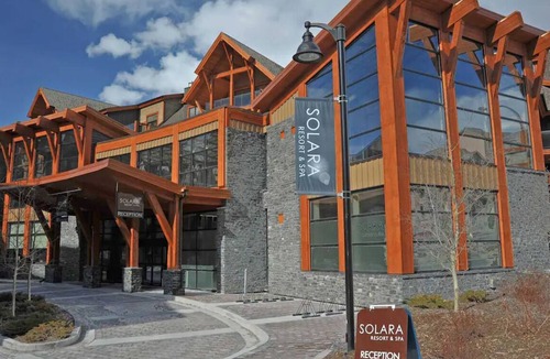 Cougar Creek Apartment | One Spacious Room with king bed & sofa bed.W/pool/tub