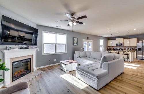 Cliftondale House | Open Plan Arcade Home with Natural Hardwoods Sleeps 10