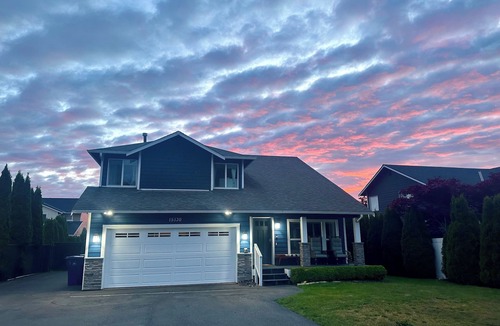 Seattle Hill-Silver Firs House | PALACE VILLA: Palace Villa: Central AC & modern, private yard