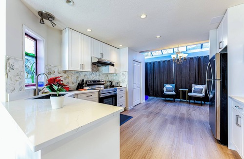 White Rock House | Panoramic Ocean Front View, 5 BR full Bath- Renovated Whole House in White Rock