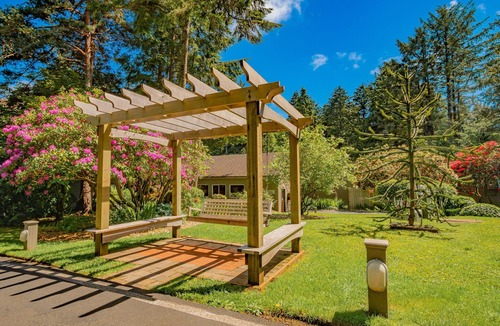 Otter Rock Condo | Panoramic Ocean-View Room with 2 Queen Beds