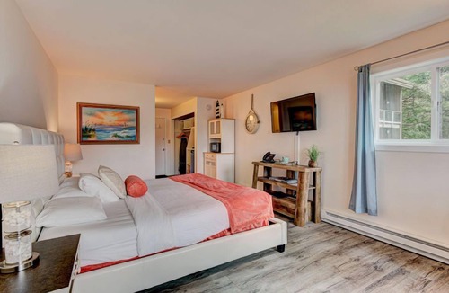 Otter Rock Hotel | Panoramic Oceanview Room w/King Bed + Balcony