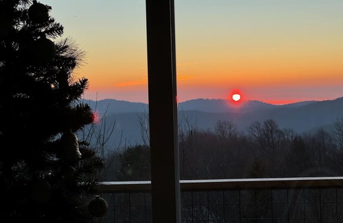 Seven Devils Cabin | PanoView Pickleball PoolTable Spa Kings Arcade Fire Table Fireplace Central