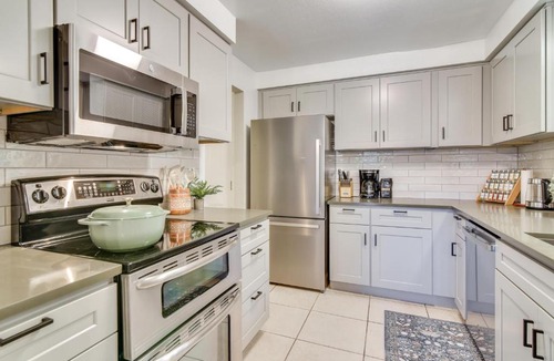 Gresham House | Peace & Serenity in Gresham! Sleek Home w/Yard