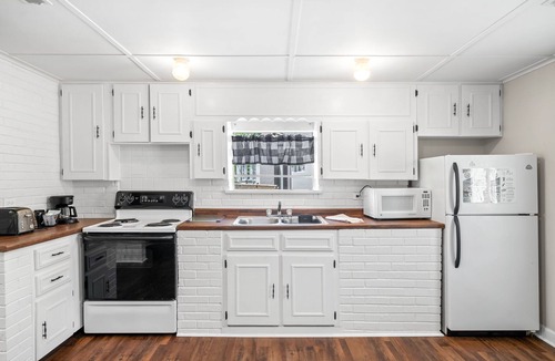 Buchanan Cabin | Peaceful 3BR Lakefront Cottage with Slip Included