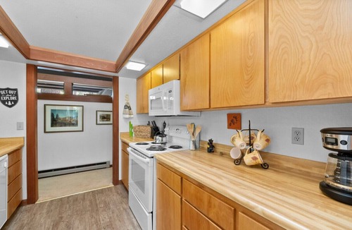Graeagle Apartment | Peaceful Graeagle Meadows retreat with fenced yard and grassy backyard