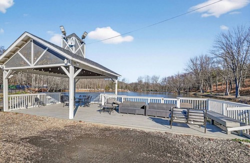 Monroe Apartment | Peaceful Lakeside Studio Fast Wifi Great WFH