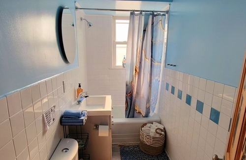 Lyons Apartment | Perfect Getaway for 4, Cozy Space with a Queen Size Bed