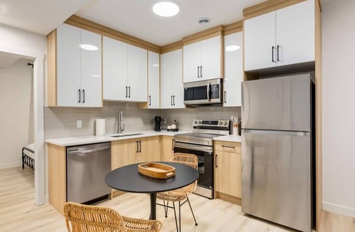 Shaganappi House | "Periwinkle" 1 Bdrm-Close to DT & C-Train!