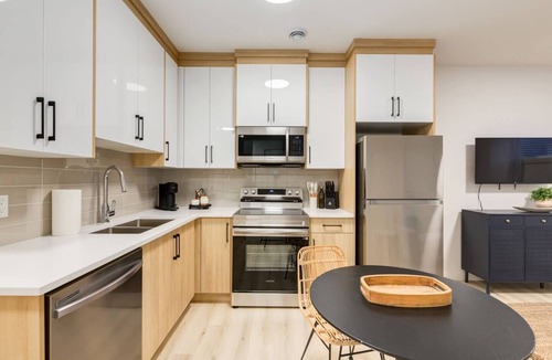Shaganappi House | "Periwinkle" 1 Bdrm-Close to DT & C-Train!