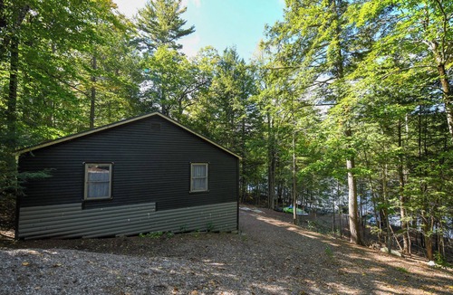 Casco Cottage | Pet-Friendly Classic Maine Camp on Quiet Coffee Pond