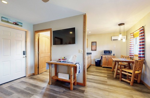 Murphysboro Cottage | Pet Friendly! Countryside Couples Stay in Illinois