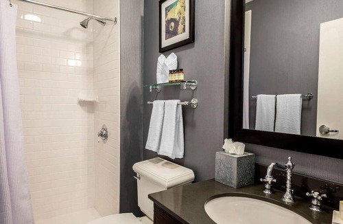 Everett Hotel | Pet-Friendly Executive King Stay for Couple in Everett | Free On-Site Parking