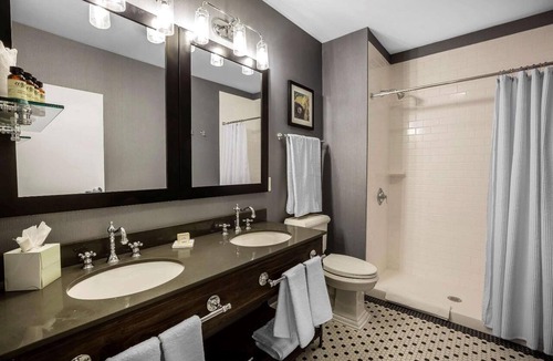 Everett Hotel | Pet-Friendly Executive King Stay for Couple in Everett | Free On-Site Parking