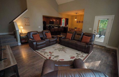 Rockbridge Cabin | Pet Friendly Modern Hocking Hills Cabin Hot Tub