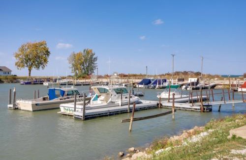 Oak Harbor House | Pet-Friendly Oak Harbor Condo: Walk to Lake!