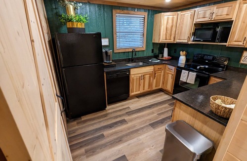 Sevierville House | *Pet Friendly* Peaceful 3 bd w hot tub, fire pit, games