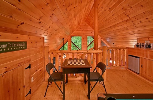 Caton Cabin | Pet Friendly | Pool Table | Arcade | Hot Tub | WiFi | Fireplace