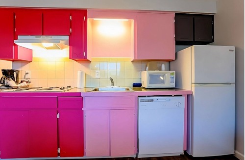 Seaside Hotel | Pet-Friendly Room Perfect for Ocean Seekers Near Attractions
