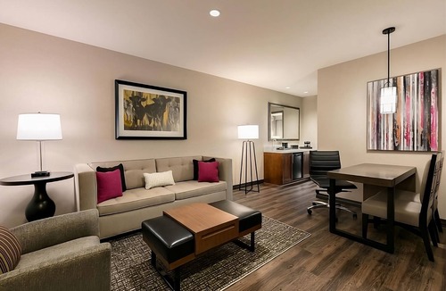 Berkeley Heights Hotel | Pet Friendly Stay w/3 Relaxing Units! Indoor Pool, Free Breakfast & Parking!