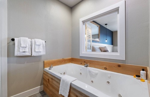 Long Beach Hotel | Pet-Friendly Studio Stay | 0.2 Miles from Marsh's Free Museum | Parking Avail.
