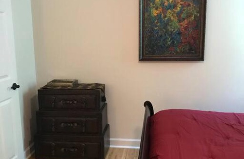 North Raleigh House | Pet Friendly & Walking Distance to Falls Lake