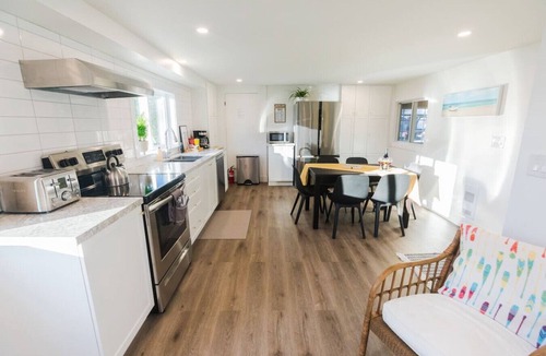 Tudor and Cashel Cottage | Pet Friendly-Waterfront-BBQ-Firepit-2.5hr from GTA