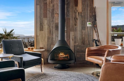 Astoria Hotel | Pets Allowed, River View King Room at Bowline Hotel