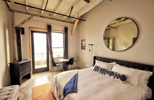 Astoria Hotel | Pets Allowed, River View King Room at Bowline Hotel
