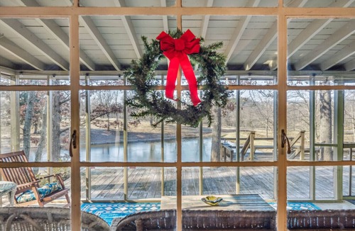 Berkeley Springs Cabin | Pets | Wifi | Pond | Fireplace | Deck | Grill | Screen Porch |Private