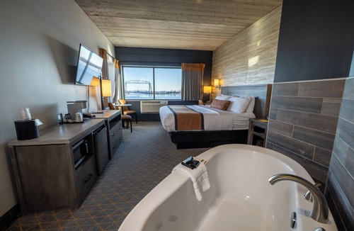 Downtown - Waterfront Hotel | Pier B Resort