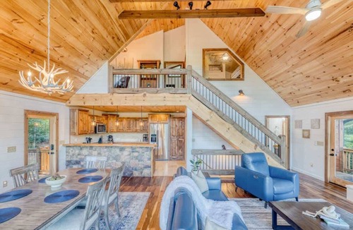 Epworth House | Pineview Escape - Hot tub, arcade & mountain views