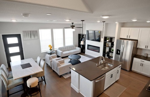 Plano House | PL088 - Home|Yard|16mi to Convention Ctr|Sleeps 8