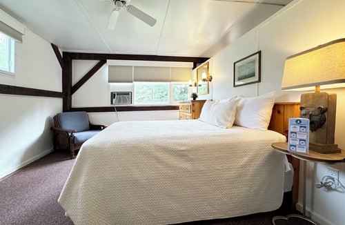 Reeders House | Poconos Rustic 2BR in the Poconos on Private Resort