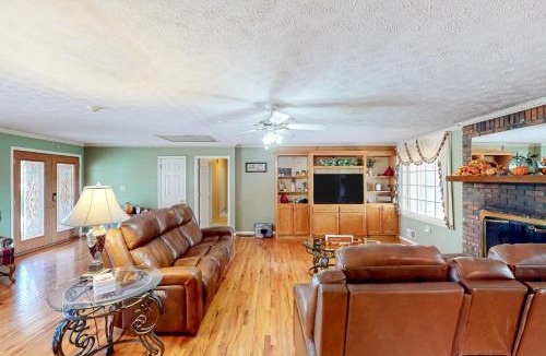 Orchard Hill House | Pool, Fire Pit & Pond: Angler's Retreat in Griffin