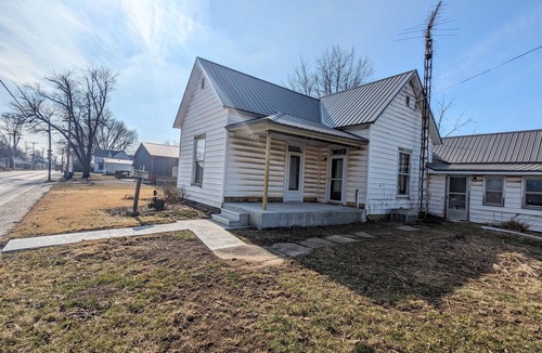 Oblong House | Practical 3 BR House in Oblong, 1 & 1/2 Bathrooms
