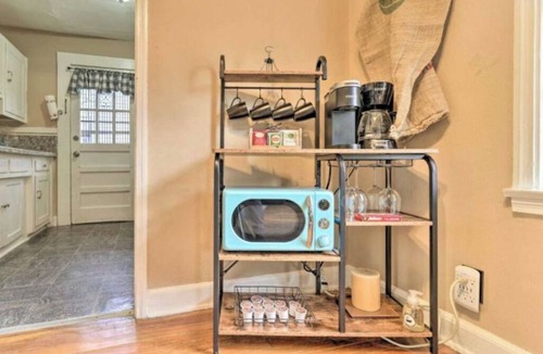 East Memphis Apartment | Private 1BR Duplex. King Bed, Parking, Near UofM