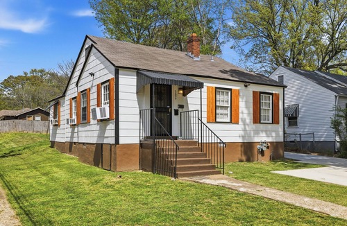 East Memphis Apartment | Private 1BR Duplex. King Bed, Parking, Near UofM