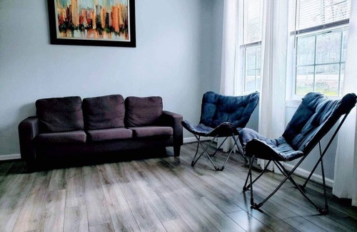 Linthicum Heights Apartment | Private 3 Bedroom Duplex Near BWI/Easy Access I95/Baltimore