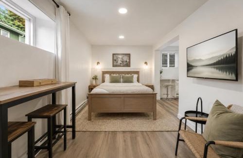 Pemberton Heights Apartment | Private Bright Garden Suite in Pemberton Heights