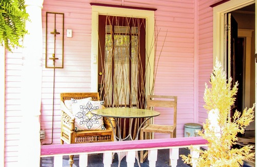 Eureka Springs Historic District House | Private, Charming Ozark Queen Eurekan Suite w/Jetted Jaccuzi & Clawfoot Tub