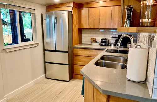 Carmichael House | Private Cottage · Cal King · Mid-Century Modern · Garden
